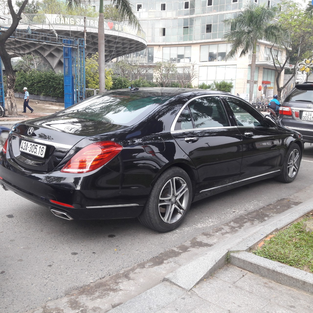 Cho thuê xe cao cấp Mercedes - S400