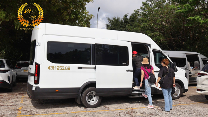 thue-xe-du-lich-ford-transit-18-cho-tai-da-nang-(3)