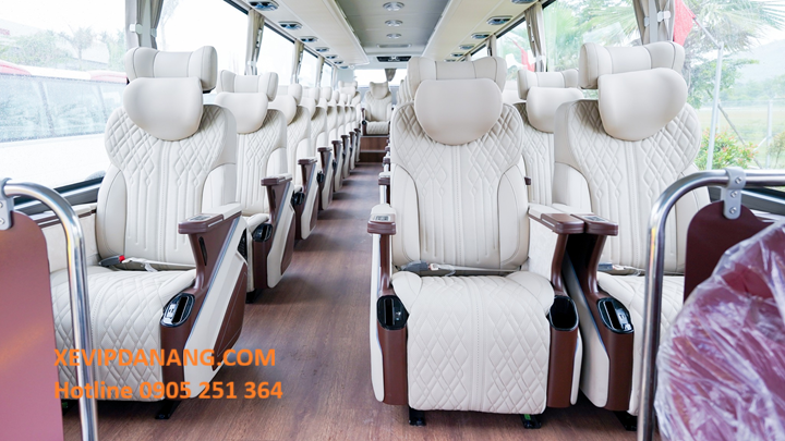 thue-xe-universe-limousine-28-cho-da-nang-cao-cap-(1)