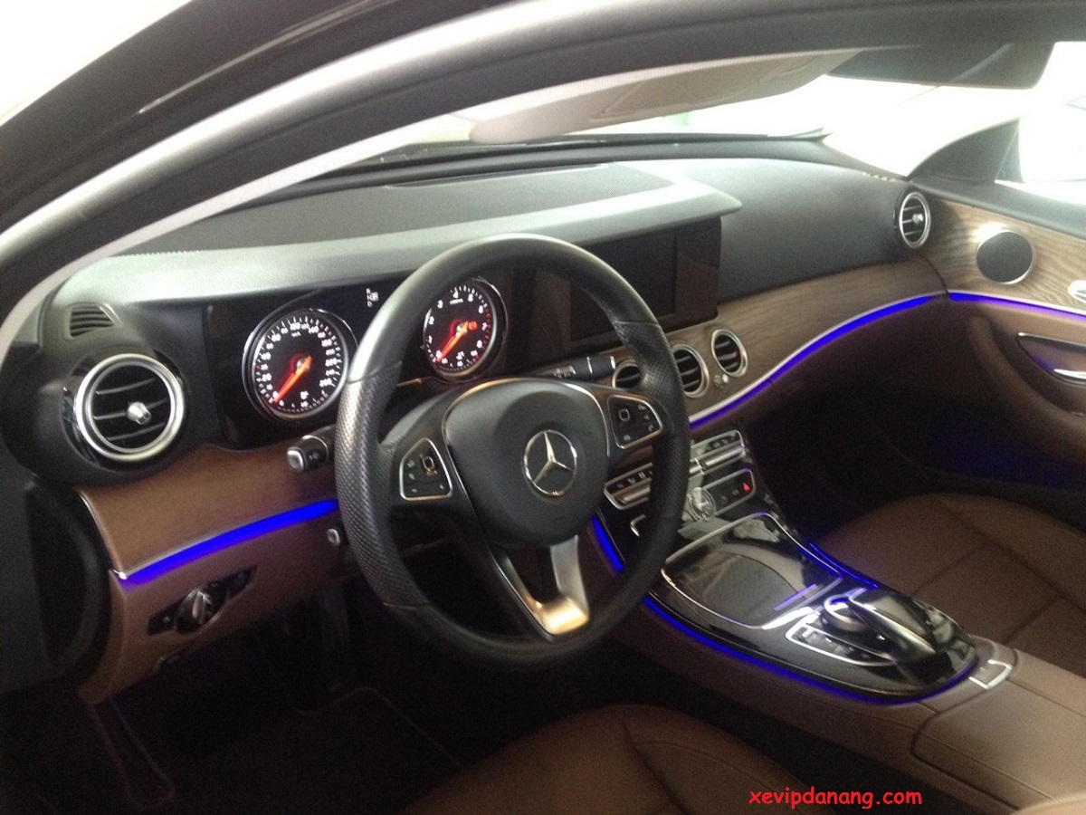 Nội thất xe cho thuê xe VIP Mercedes E200